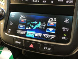 【トヨタマルチオペレーションタッチ】エアコンや車両設定などの各種操作を行えます。デザイン性はもちろん、シンプルな操作感も併せ持ち、ドライバーの使いやすさに配慮しています。ナビ画面下部に設置されています