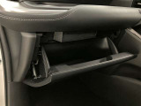 何かと便利なグローブボックス。メンテナンスノートや車検証、ちょっとしたメモと筆記用具等を入れておくとあればもしもの時にも便利ですね。