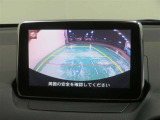 車両後方の映像を映すバックモニター。進路を確認しながら安全に車庫入れできます。