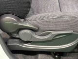 運転者の体格に合わせて運転席の座面の高さ調整ができるシートリフターが付いてます