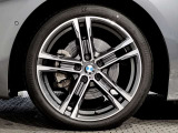 【BMWアロイホイル】軽量かつ強度に拘ったアロイホイル。走行性能ポテンシャルを引き出す設計。車の足元を引き締めてくれる大きなポイントはアロイホイルです。