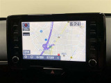 【8インチディスプレイオーディオ】各種オーディオ機能とスマホ連携機能を搭載。ナビキットを装着しているので、車載ナビとしても使用可能です。機能の詳細につきましては、展示店舗までお尋ねください。