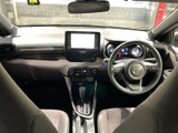前席からダッシュボードまで見渡せる室内で、運転席まわりの視界も確認しやすい配置です。シートや操作部がまとまった空間は、日々の運転に必要なものへ目を配りやすく、落ち着いてお乗りいただけます。