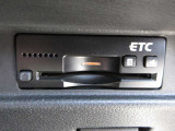 ETCももちろん搭載。いちいち料金所で停車する必要なんて当然ないです。スムーズにストレスなくドライブをお楽しみください。(※支払総額にセットアップ費用は含まれておりません。)