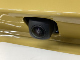 車の後方に小型カメラが付いておりバックする際の後方の様子をモニター上に表示します。
