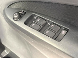 【電動格納ミラー】サイドミラーは電動格納式となっており、狭い駐車場でもキズがつくリスクを抑えられます。