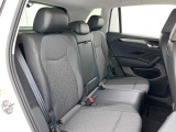 安全性と快適性を追求した、少し硬めのシート。 これは長時間の運転や渋滞などの状況でも、身体の疲労度が少ないことを求めたものです。
