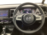 【ハンドル】運転にかかわる様々な操作を安全に行えるように視点移動が少なく操作性に配慮されたスイッチ類が凝縮されたコックピットです。