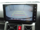 後退時に車両の後ろ側をモニター画面に表示します。車庫入れなどでバックする際に後方確認ができて便利です。車庫入れが苦手な人もこれで安心。