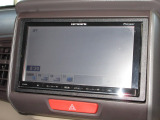 ナビゲーションはカロッツェリアメモリーナビ(AVIC-MRZ04)を装着しております。AM、FM、CD、TVがご使用いただけます。初めて訪れた場所でも安心ですね