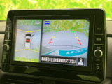 後方の映像に加えてガイド線も表示されるため、駐車時に車両と周囲との位置関係を確認しやすくなっています。画面の表示を目安に、バックでの駐車や切り返しをサポートします。