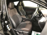 スポーツカーのシートを基に設計されたホールド性の高いシートです。きついカーブでも姿勢が崩れにくく、自然で快適なドライビングポジションで運転可能です。快適性はもちろん、仕立ての良さにもこだわっています。