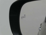 隣車線を走る車両をレーダーで検知し、ドアミラーでは確認しにくい後側方エリアに存在する車両に加え、急接近してくる車両も検知します。車両を検知するとドアミラーに搭載されたLEDインジケーターが点灯します。