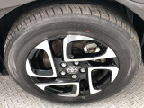 【純正アルミホイール】です!車両デザインに合わせてホイールをデザインしているため、見た目にもカッコイイアルミホイール♪洗車もラクチンで錆びません。