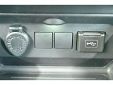外部入力のUSBがあるのでお手持ちの機器と接続して車内でお楽しみいただけます