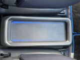 運転席と助手席の間に荷物おきがあります