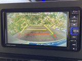 後方の映像に加えて目安となるガイド線も表示され、駐車時の後方確認をサポートします。周囲の安全を目視でも確かめながら、車庫入れや縦列駐車に活用できます。