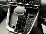 スムーズな操作感のシフトレバー