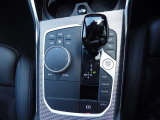 BMWの電子式シフトレバーはシンプル設計で機能的です。誤操作防止機能になっています。