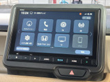 ナビや電話、FM・AM、テレビ、iPodなどのメニューが画面に並び、使いたい機能を選びやすい構成です。音量やホームへの操作ボタンも手元で確認しやすく、日常の移動を便利にサポートします。