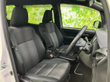 前席は視界が広く、運転席と助手席それぞれにゆとりを感じられる配置です。シートの柄が落ち着いた雰囲気を添え、足元もすっきりまとまり、毎日の移動を快適に支えます。