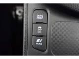 【ecoモード・EVモード切替スイッチ】燃費を重視した【ecoモード】や夜間や早朝・住宅街などでご使用いただくことが多い【EVモード】に切り替えるときには運転席横のスイッチを使用します。