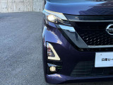 対向車や人を感知して照射範囲を調整してくれるアダプティブLEDヘッドライトは軽自動車ではレアな装備です
