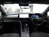 クラウン クロスオーバーの内装コンセプトは「全席特等席」です。運転席・助手席・後席のどこに座っても、快適な乗り心地を味わえるよう設計されています。