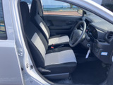 前席は運転席と助手席がゆったり並び、座面の明るい色合いが室内に柔らかな印象を添えます。窓からの視界も確保され、乗り降りしやすい開口部で毎日の移動を支えます。