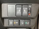 両側電動スライドドアは運転席から操作ができるよう、操作スイッチが付いています。Hondaセンシング用のVSA(ABS+TCS+横滑り抑制)解除と路外逸脱抑制機能のオンオフスイッチなどがあります。
