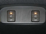 【シートヒーター搭載】シートを温めてくれる暖房機器です!長時間座っていると負担が掛かりやすい背中や腰、または冬場の寒い日に冷えやすい脚部に快適なぬくもりを♪