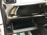 助手席側にはアッパーボックスとグローブボックスといった収納が付いています。すっきりスマートに収納できる、多彩な収納スペースが用意されています。