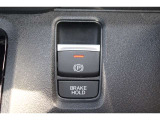 ブレーキホールドをONにすればブレーキペダルから足を離しても停車状態が続きます。信号待ちや渋滞時などに便利な機能です。