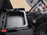 助手席の座面下には収納スペースが有ります。車検証ケース等の嵩張る荷物を収納出来て便利です。