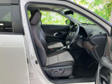 前席はシートの濃色部分と明るい座面の組み合わせで、車内に落ち着いた印象をもたらします。開口部から乗り降りしやすく、運転席まわりや前方の見通しも確認できます。