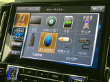 テレビやDVD、ラジオに加え、BluetoothやUSBなど複数の音源を画面から選択できます。利用したい入力先を一覧から確認でき、普段使う音楽や映像の再生方法を選びやすい装備です。