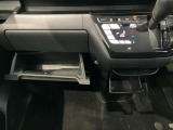 車検証入れになどにも使える便利な収納BOXあります。