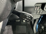 クルーズコントロール機能が付いています。 速度を設定するとアクセルを踏まなくても一定の速度で走ることができます。  高速道路ではとても便利な装置なんです。