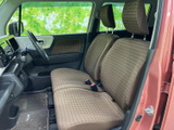 前席は柄入りのシートで、車内に落ち着いた印象をもたらします。窓が広く外の様子を確認しやすいうえ、運転席と助手席それぞれでくつろいで過ごせます。