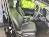 前席はシートの形状に立体感があり、ゆったりと腰掛けやすい印象です。運転席から前方やサイドミラーを見渡せるほか、助手席の方も落ち着いて過ごせる空間です。
