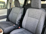 前席は厚みのあるシート形状で、運転席と助手席それぞれにヘッドレストを備えています。ドア側の窓から外を見渡しやすく、くつろいで過ごせる室内です。