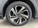 純正アルミ。タイヤサイズは195/60R17、現在は夏タイヤ装着で残り溝は約6ミリです