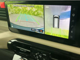 後方の映像に加えて周囲を上から見た表示も確認でき、駐車時の周辺確認をサポートします。目安となるガイド表示もあり、車庫入れの際に役立つ装備です。