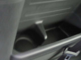 後部座席にもドリンクホルダー付きです。
