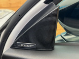 【BOSEサウンドシステム】メーカーオプションの高品位サウンドシステムを搭載。専用のチューニングが施された大小様々なスピーカーから良質なサウンドが奏でられ、臨場感あふれる音響空間を演出します。