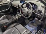【運転席】運転席はドライバーをしっかり包み込むように設計されており、長時間のドライブも問題御座いません。また大きな傷や、汚れなどなく綺麗な状態で入庫しています。