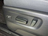電動パワーシートです。 高級車によく付いてますね。 ポジションを細かく調整、出来るので長時間の運転もリラックスして出来ちゃいますね。