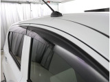 タバコを吸われる方は窓を少しだけ開けても雨が入ってこずに煙だけ社外に追い出せます。