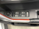 パワーウィンドウスイッチで運転席から全席の窓の開閉ができます♪