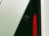 車の四隅にセンサーを施し死角になりやすい左右前後方向の障害物を感知することで、縦列駐車や車庫入れをサポートするコーナーセンサーが付いてます